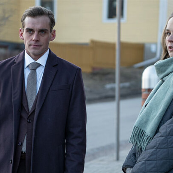 Matti Pohjola (Lauri Tilkanen) ja Eeva Benson (Iida-Maria Heinonen). pohjolan laki