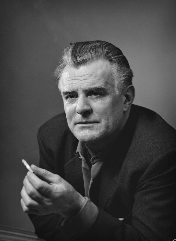 Harakan saarella nähdään usein noin kolmekymppisen komean miehen haamu. Sen uskotaan olevan Tauno Palo (1908-1982), joka oli saarella töissä 15-vuotiaana ja pelasti kauniin naisen hukkumasta. Lisäksi Palon kerrotan yhä viihtyvän Kansallisteatterin käytävillä.