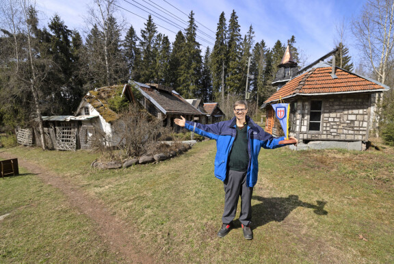 Antti Tuomento on rakentanut oman kaupunkinsa kaikenmoisesta romujätteestä. – Seuraavaksi tänne nousee 1970-luvun tyylinen ruma kerrostalo pienoiskoossa.