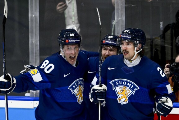 Pensselisetä Hannes Björninen (oik.) päästi Suomen pälkähästä Tanskaa vastaan.