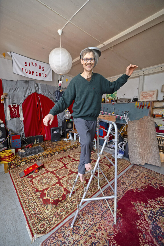 Pelimannimäeltä löytyy myös oma sirkus, jossa Antti esiintyy silloin tällöin lapsille. – Viikateportaille kipuaminen saa pikkuyleisön haukkomaan henkeä.