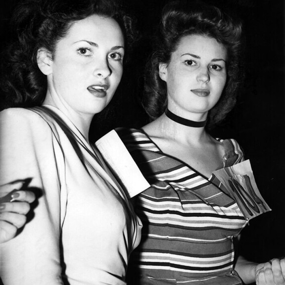 Gina Lollobrigida (vasemmalla) missivuotenaan 1947. Gina Lollobrigida