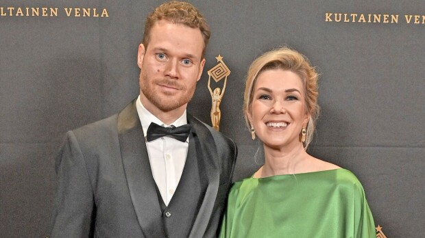 Tuija Pehkonen perhelomalla Kreikassa – Eero Ettala julkaisi rantakuvan paljonpuhuvan saatetekstin kera