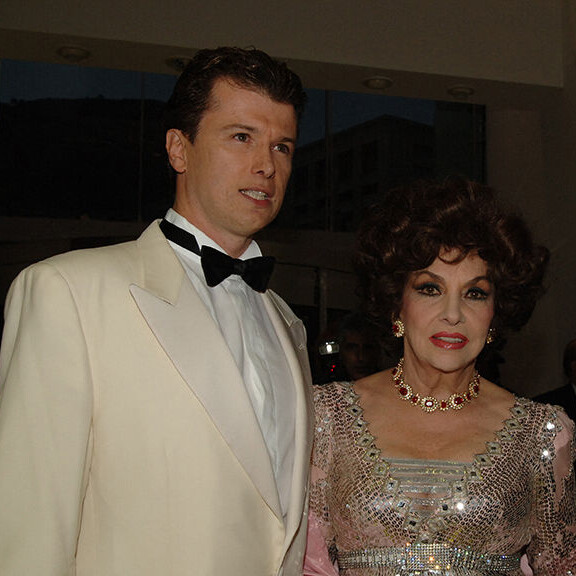Lollobrigida tapasi Javier-rakkaansa vuonna 1984 Monacossa. Suhde päättyi oikeusriitaan. Gina Lollobrigida ja Javier Rigau y Rafols