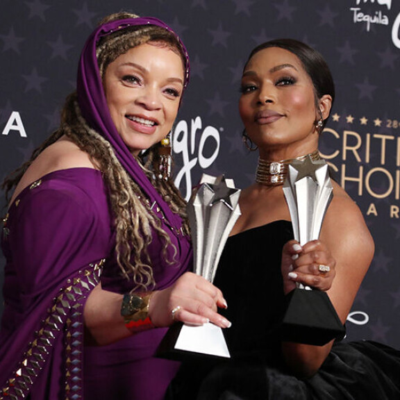 Ruth E. Carter ja Angela Bassett esittelivät ylpeinä pystejään. Ruth E. Carter ja Angela Bassett