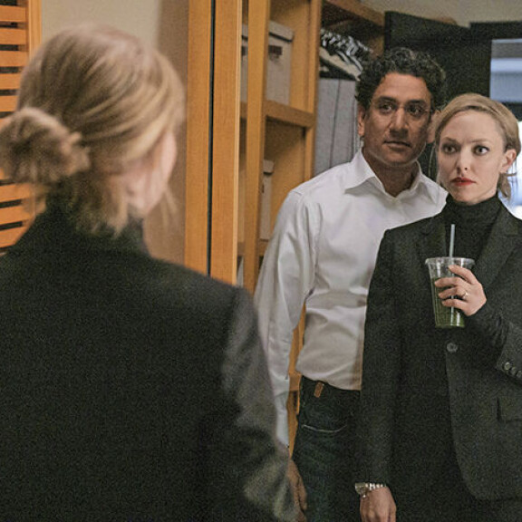 Amanda Seyfriedin vastanäyttelijänä The Dropoutissa nähdään Naveen Andrews. Dropout