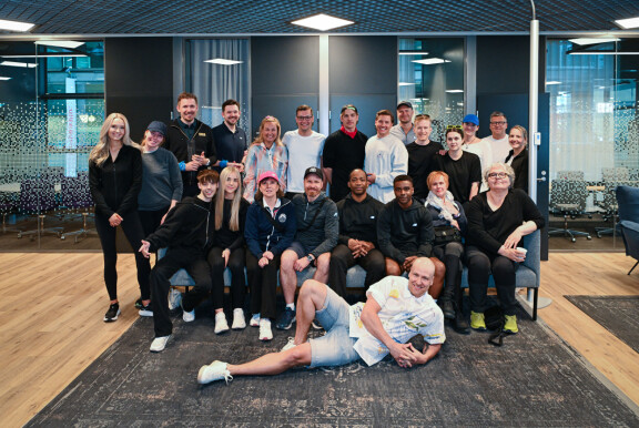 Amazing Race Suomen voitosta lähti kilpailemaan 11 paria. Toisen kauden juontaa tuttuun tapaan Heikki Paasonen.