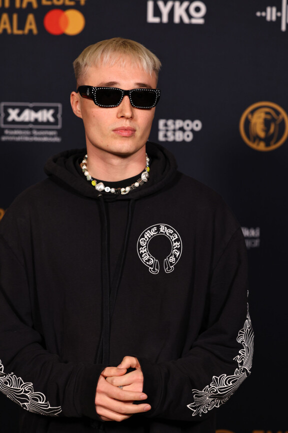 Isac laittoi korkin kiinni.