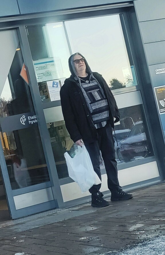 Näyttelijä Jussi Lampi herätti huomiota Seinäjoella – kuva