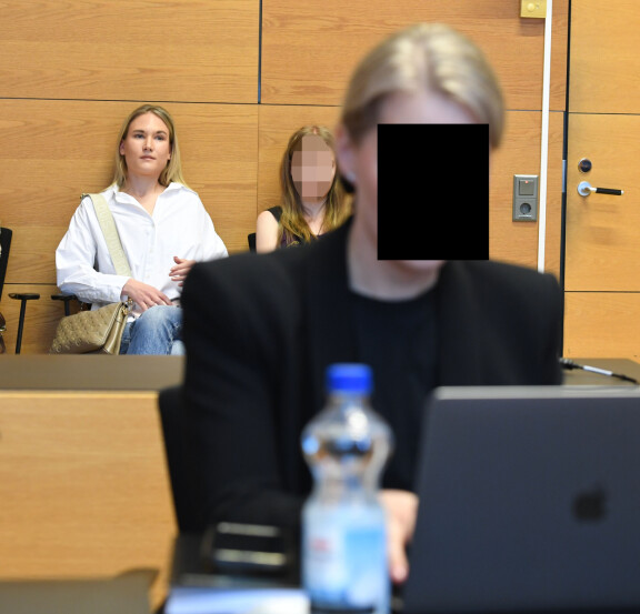 Netta päivysti salissa aivan juristinaisen takana