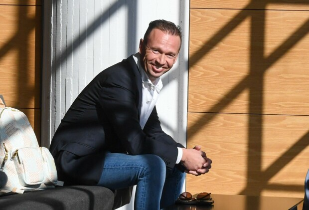 JP Kukkosen ökyilevä käräjätyyli: selässä lähes 4000 euron reppu - kuva!