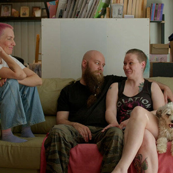 Veitola.doc: Seksipositiivinen Teresia elää suhteessa kahden karskin äijän kanssa: ”Eihän minun kanssa yksi mies pärjäiskään” veitola