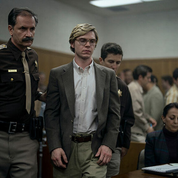Sarjamurhaaja Jeffrey Dahmeria näyttelevä Evan Peters meni rooliinsa todella syvälle – kollegat huolestuivat hänen henkisestä tilastaan dahmer