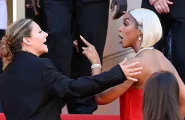 Kelly Rowland riehui punaisella matolla - huuliltalukijan paljastus laulajan sanoista pöyristyttää