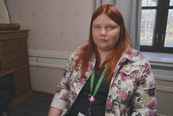 Maria voi alkaa Touretten takia kesken kaiken puhumaan rumia ja tärisemään.