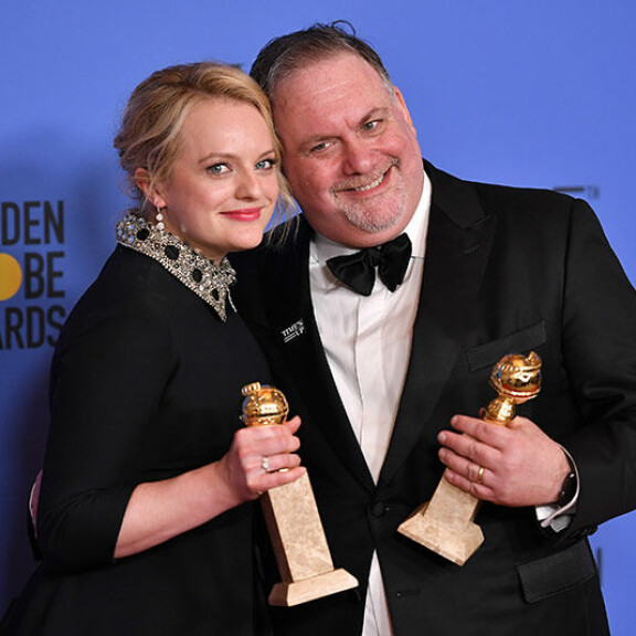 Elisabeth Moss ja Bruce Miller ovat saaneet pokata useita palkintoja The Handmaid's Tale -sarjasta. handmaid