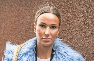 Sofia Tuomola esittelee uudet kasvonsa – ilman meikkiä ja jälkeen