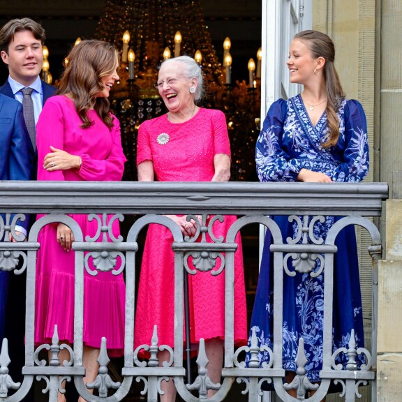 Marylla ja anopilla oli hauskaa parvekkeella. Taustalla prinssi Christian ja oikeassa reunassa prinsessa Isabella.