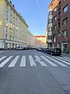 Jonin työmatka ei päätä huimaa, sillä hän asuu aivan kivenheiton päässä tunnetun taiteilijan asunnossa vuokralla.