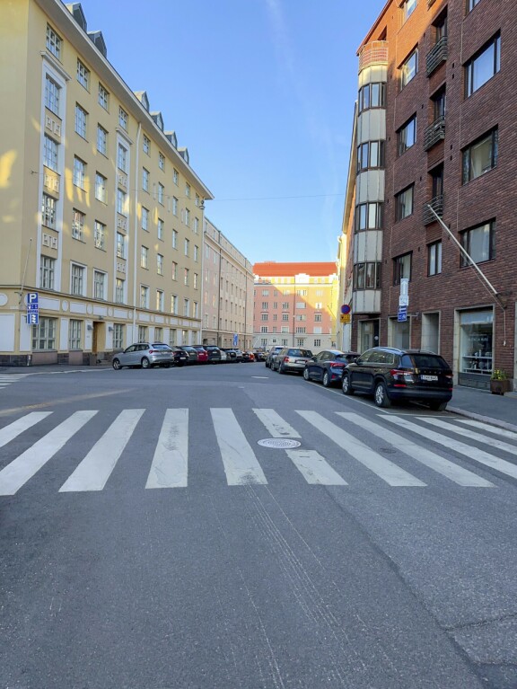 Jonin työmatka ei päätä huimaa, sillä hän asuu aivan kivenheiton päässä tunnetun taiteilijan asunnossa vuokralla.