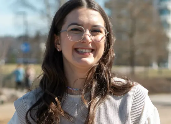 Mimosa Willamosta tuli tähti vahingossa – ura alkoi ala-asteen nokkahuiluesityksestä