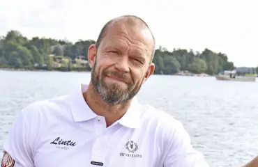 Huh! Näin tikissä on Jere Karalahti – pullistelee mystisessä kuvassa