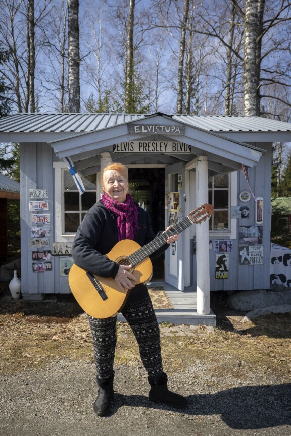 Marjatta Kinnusen kaksi Elvis-tupaa pitävät sisällään useita tuhansia laulajalegendasta kertovia esineitä.