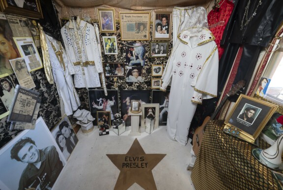 Toinen Elvis-tupa on omistettu rokkarin myöhemmälle, hieman surullisellekin ajalle.