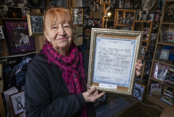 Marjatta esittelee ylpeänä Elviksen syntymätodistusta.