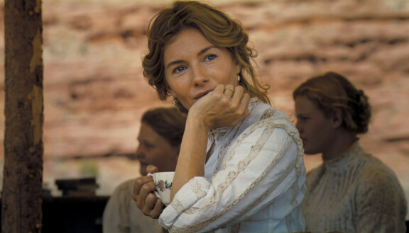 Sienna Miller esittää Horizon-elokuvissa hahmoa nimeltään Frances Kittredge.