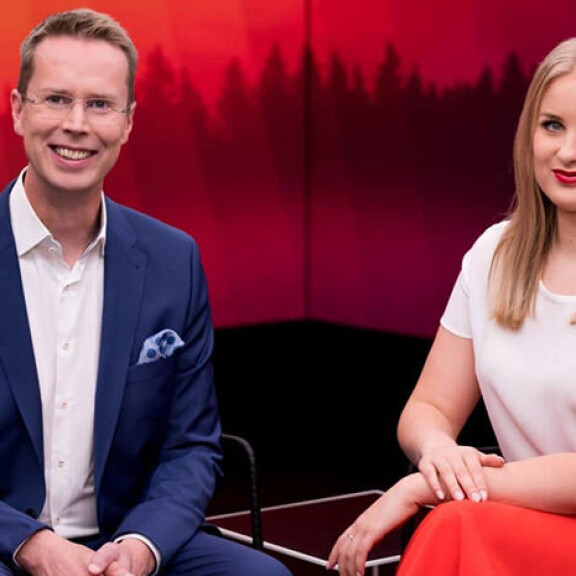 Rosa Kettumäki juonsi Ylen aamua vuosina 2019–2021. Kuvassa on myös hänen silloinen työtoverinsa Nicholas Wancke. Ylen aamu Rosa Kettumäki Nicholas Wancke