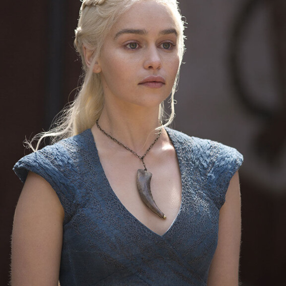 Emilia Clarke näytteli Game of Thronesissa lohikäärmekuningatar Daenerysia, joka suunnitteli sarjan suosituimmassa jaksossa Yunkain valloitusta. Sisäkuva
