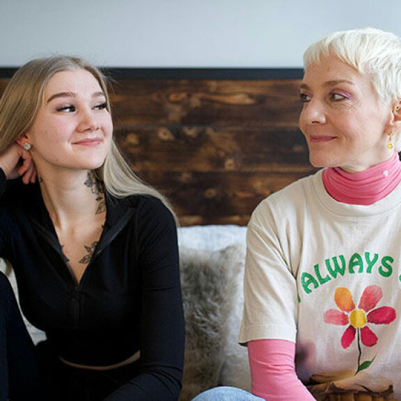 Veitola.doc: Onlyfansin ”kiimainen nettityttöystävä” Viivi, 21, esittelee pornovideonsa äidilleen – reaktio yllättää viivi