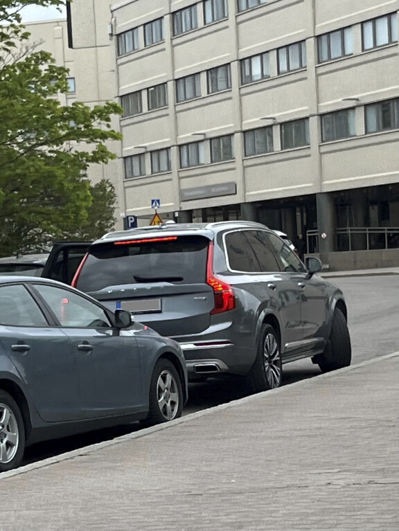 Oho! NHL-miljonääri piipahti Pasilan poliisitalolla öky-Volvolla – kuvat