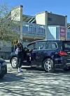 Jaajo Linnonmaa ja näyttävä blondi herättivät huomiota parkkipaikalla – kuva