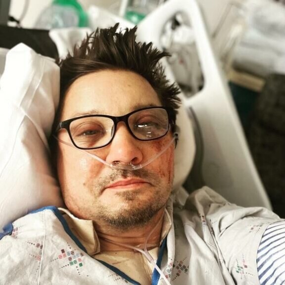 Jeremy Renner julkaisi Instagram-tilillään kuvan 4. tammikuuta, jossa hän kiittää ihmisiä saamastaan tuesta. Hän oli liian sekavassa tilassa kirjoittaakseen enempää, mutta lähetti rakkautta kaikille. Sisäkuva