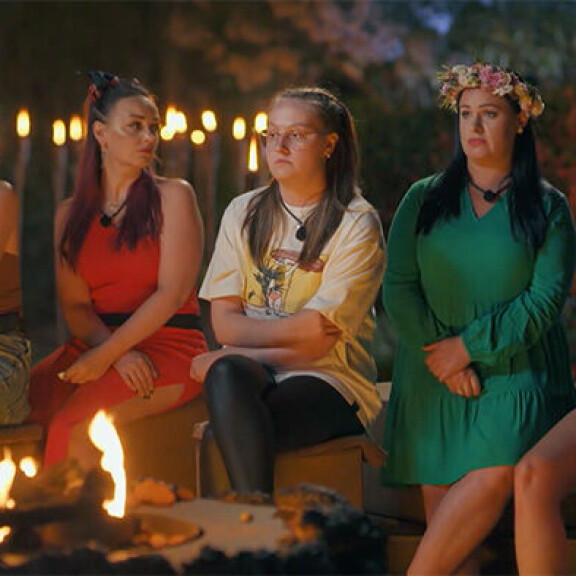 Muutkin varatut naiset seuraavat iltanuotiota jännittyneinä. Temptation island suomi