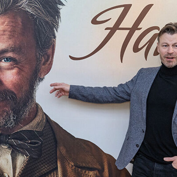 Hamsteria näyttelevä Peter Franzén tunnustaa hamstraavansa myös itse: ”On jemmassa hieman muutakin kuin viinipulloja” Hamsterit Peter Franzén