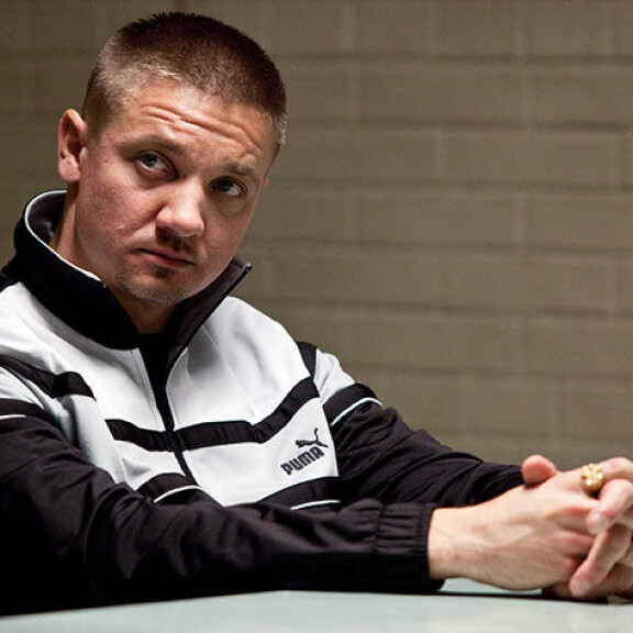 Jeremy Renner on The Town -elokuvassa äkkipikainen Jem, joka on ollut mukana pankkiryöstössä ja kidnappauksessa. Sisäkuva