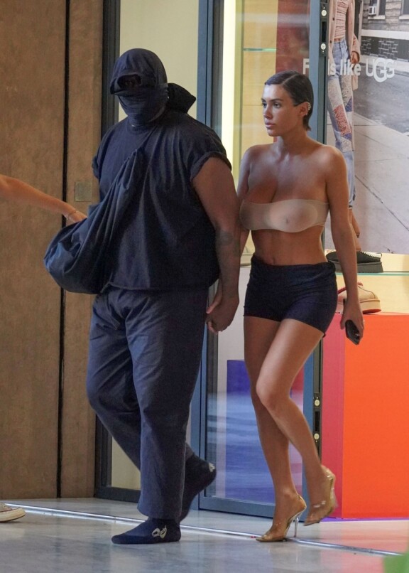 Sekä Bianca että Kanye ovat hämmentäneet asuillaan.