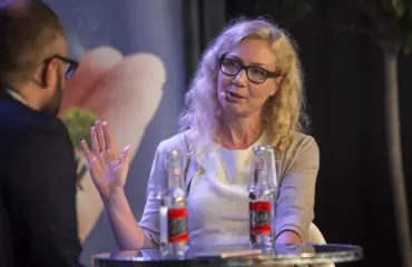 Anneli Auer rikkoi hiljaisuuden – kritisoi rajusti tunnettua tv-toimittajaa blogissaan