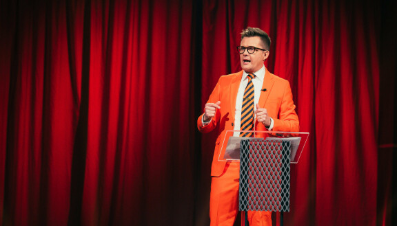 Mika Saukkonen tekee räävitöntä pilaa Sointu Borgista huumoriohjelmassa.