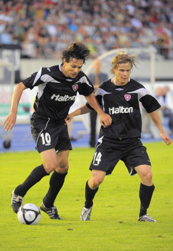 Jari Litmanen ja Konsta Hietanen pelasivat rinta rinnan FC Lahden paidassa. Kuva elokuulta 2009.