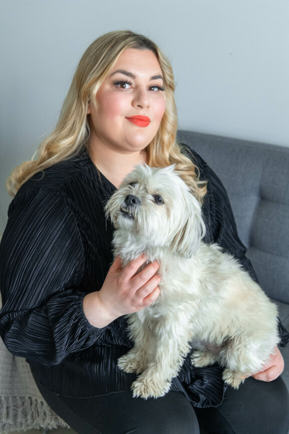 Jasmiinan koirat ovat tärkeä osa hänen elämäänsä. Kuvassa Jasmiinan kanssa poseeraa Minni.