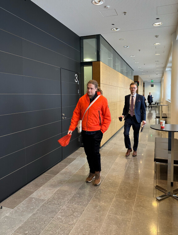 MEGA-Ertsi eli Eero-Lauri Aleksi Korhola (kuvassa vasemmalla) Helsingin hovioikeudessa 13.2.2024