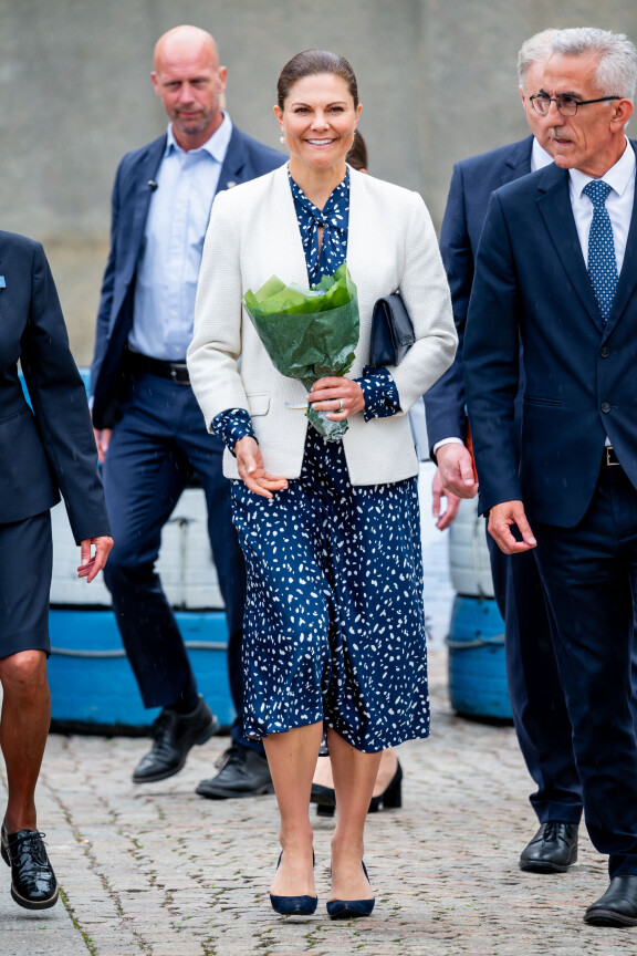 Kruununprinsessa edusti tuttuun tyyliinsä säteilevänä ja hyväntuulisena.