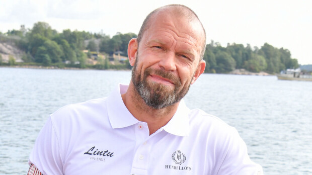 Jere Karalahden nakuilu limutehtaalla hämmentää - Ruokavirastolta selkeä ohje vaatetuksesta