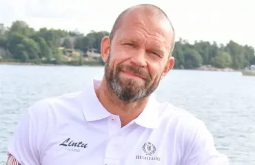 Jere Karalahden nakuilu limutehtaalla hämmentää - Ruokavirastolta selkeä ohje vaatetuksesta