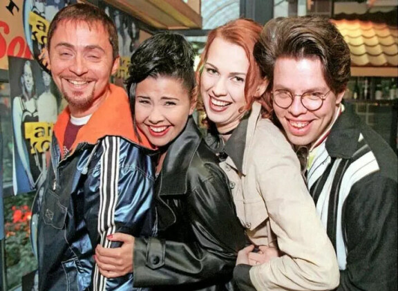 Ysäriyhtye Aikakone valtasi hittilistat vuonna 1995 julkaistulla debyyttialbumillaan Tähtikaaren taa. Bändin muodostivat Alex, Sani, Vera ja Maki.