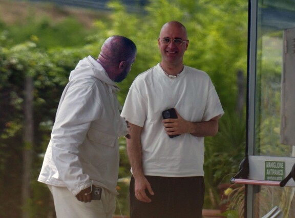 Kanye oli pukeutunut peittävään asuun Italian helteistä huolimatta.